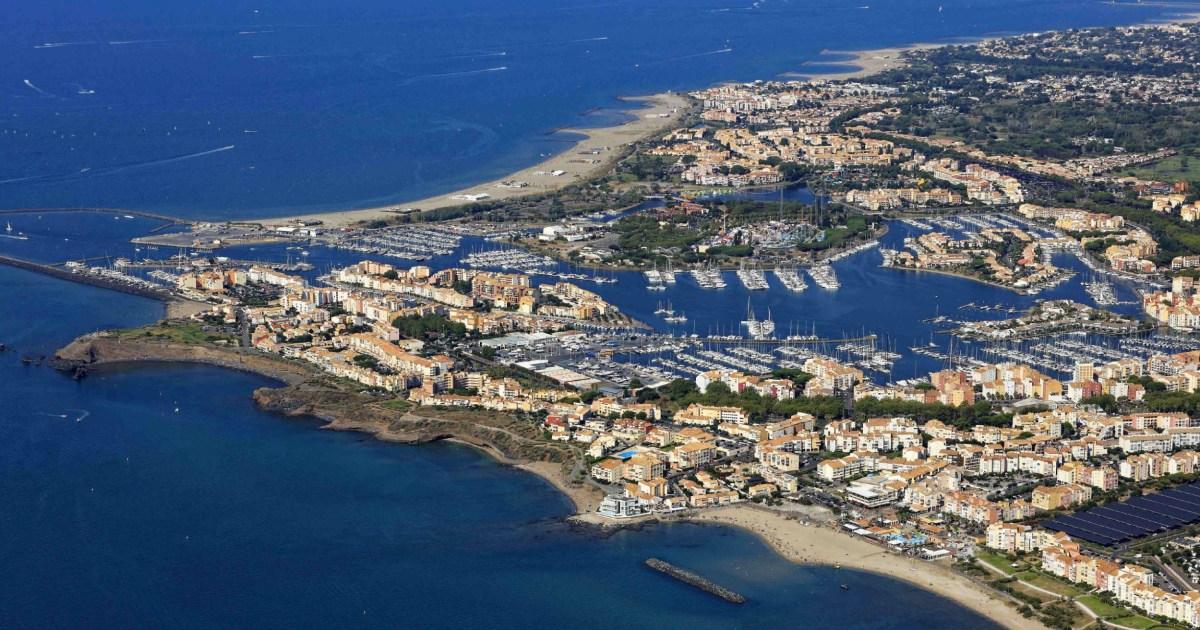 Η «γυμνή πόλη» της Γαλλίας, όπου οι ντόπιοι περνούν όλη την ημέρα γυμνοί, έχει κατακλυστεί από swingers
