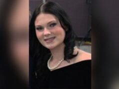 Ο πατέρας της Anna Kepner δέχεται το απολυτήριο γυμνασίου για λογαριασμό της, καθώς ο θετός αδερφός της περιμένει τη δίκη για το θάνατο του κρουαζιερόπλοιου