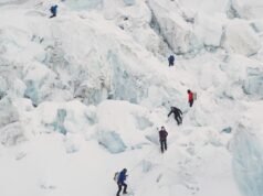 Το ρεκόρ του Έβερεστ σημειώθηκε ως 274 αναρρίχηση στην πλαγιά του ψηλότερου βουνού του κόσμου σε μια μέρα στην πλευρά του Νεπάλ