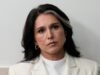 Η Tulsi Gabbard παραιτήθηκε από τη διεύθυνση της εθνικής υπηρεσίας πληροφοριών στο υπουργικό συμβούλιο του Ντόναλντ Τραμπ, επικαλούμενη τη διάγνωση καρκίνου του συζύγου του