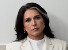 Η Tulsi Gabbard παραιτήθηκε από τη διεύθυνση της εθνικής υπηρεσίας πληροφοριών στο υπουργικό συμβούλιο του Ντόναλντ Τραμπ, επικαλούμενη τη διάγνωση καρκίνου του συζύγου του