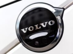 Η Volvo προσπαθεί να βάλει τα παραπάτημα του ηλεκτρικού της αυτοκινήτου στο πίσω μέρος
