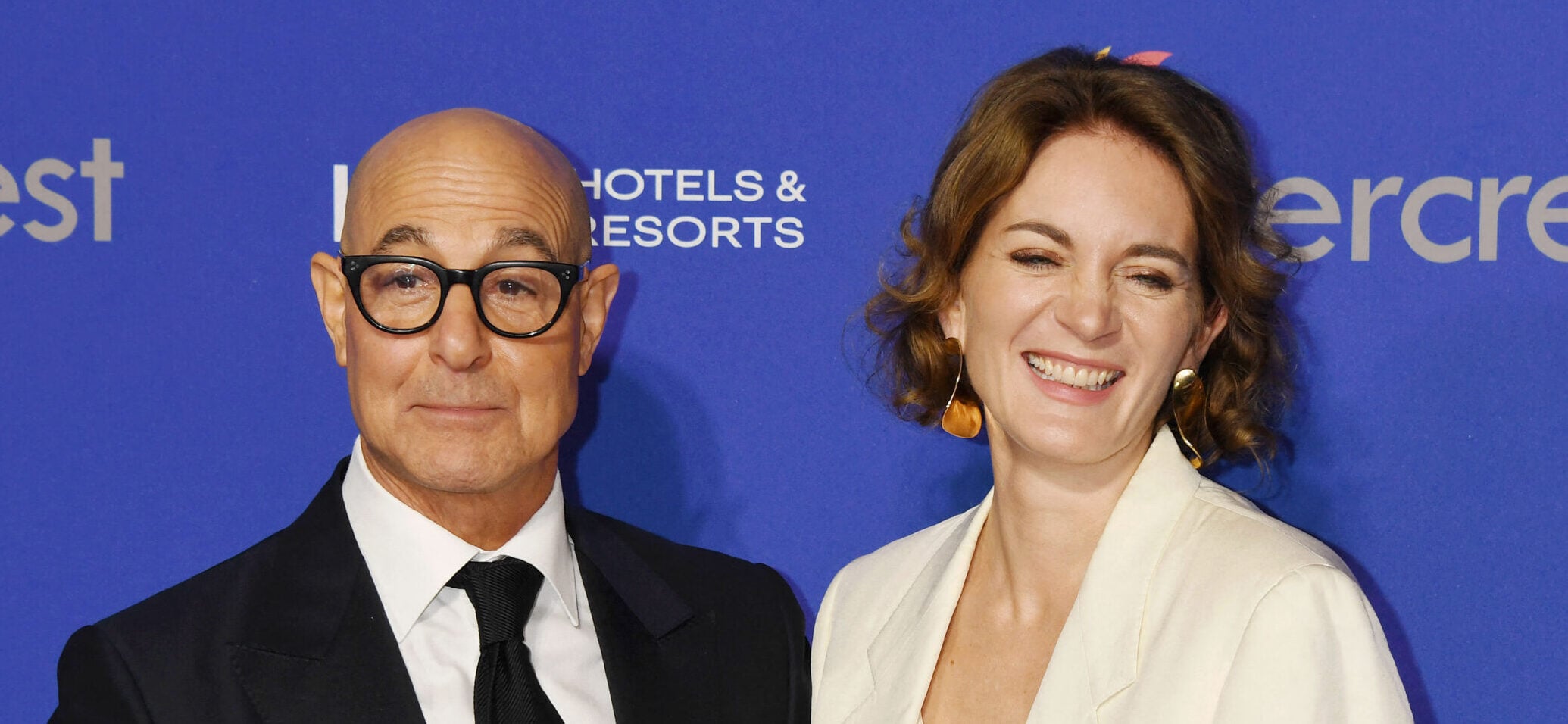 Ο Stanley Tucci αναβλύζει πάνω από την «κουλ» γυναίκα Felicity Blunt