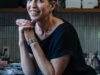 Η Julie Burton δημιουργεί γυάλινα, κεραμικά κοσμήματα στο χέρι στο LA ADU