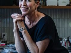 Η Julie Burton δημιουργεί γυάλινα, κεραμικά κοσμήματα στο χέρι στο LA ADU