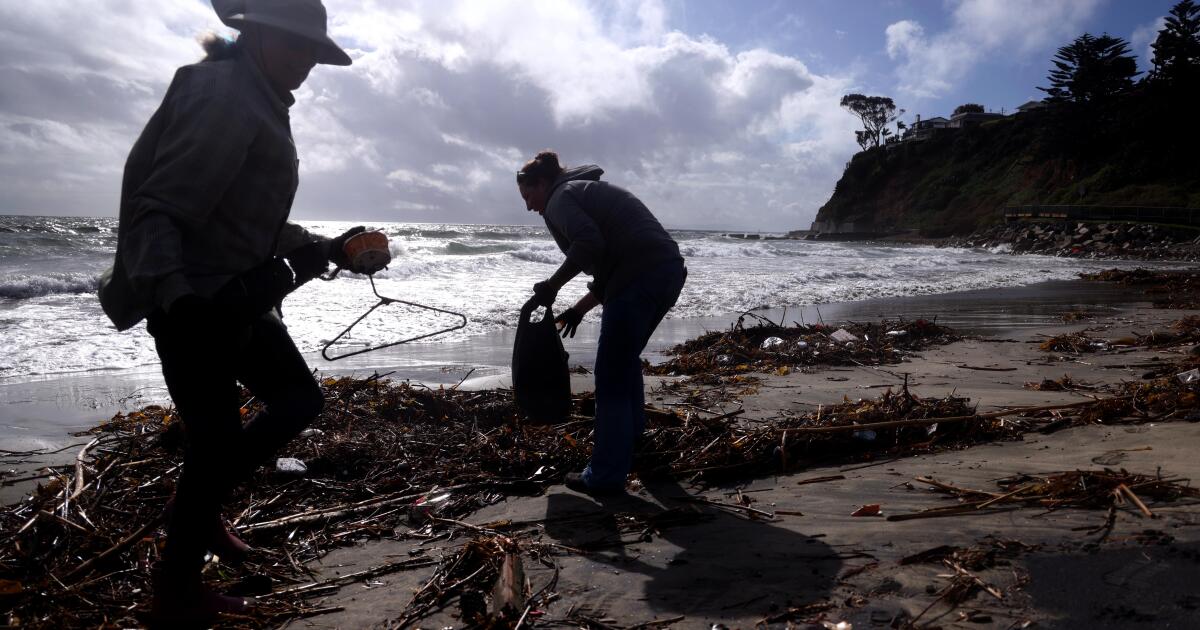 urlhttps3A2F2Fcalifornia-times-brightspot.s3.amazonaws.com2F692Fae2F1f65f4354737b04275052a5809692F1535760-me-beach-closure-gem-001.jpg