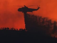 Οι πυρκαγιές στη Νότια Καλιφόρνια οδήγησαν σε εντολές εκκένωσης για περισσότερους από 17.000 ανθρώπους