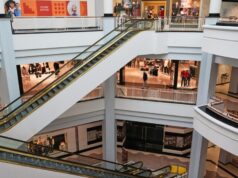 Η Gen Z επαναφέρει τα εμπορικά κέντρα και βρίσκει προσφορές στη διαδικασία