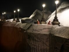 Ο Γάλλος καλλιτέχνης JR ξεκινά τη γιγάντια τέχνη του «σπηλαίου» πάνω από την παλαιότερη γέφυρα του Παρισιού