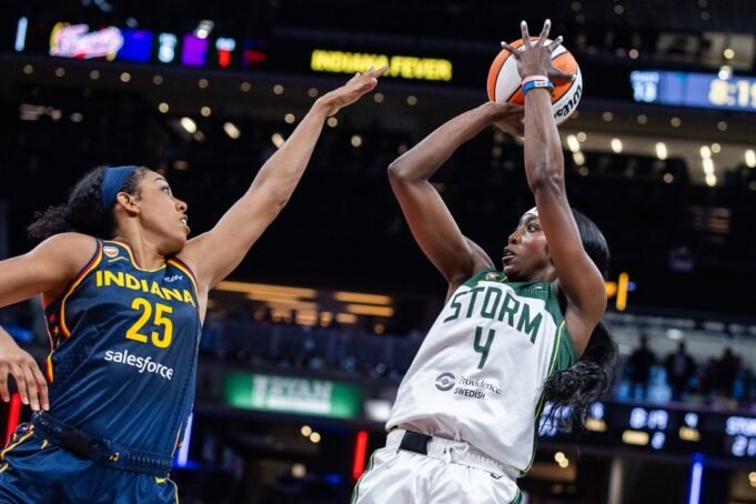 Η Caitlin Clark βοηθά το Fever να ξεπεράσει το Storm