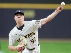 Η Hot Brewers στέλνει τον Kyle Harrison εναντίον των αγωνιζόμενων Cubs
