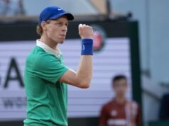 Ο Jannik Sinner αντιμετωπίζει ένα γαλλικό μπαλαντέρ στο πρώτο του Roland Garros