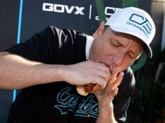 Ο Joey Chestnut θα υπερασπιστεί τον τίτλο του hot dog του Nathan κατά τη διάρκεια της δοκιμαστικής περιόδου του στις 4 Ιουλίου
