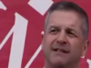 Ο John Harbaugh κάνει ένα διακριτικό Baltimore Ravens να σκάβει κατά τη διάρκεια της ομιλίας του