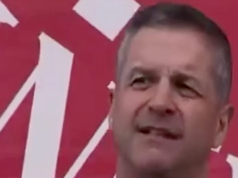 Ο John Harbaugh κάνει ένα διακριτικό Baltimore Ravens να σκάβει κατά τη διάρκεια της ομιλίας του