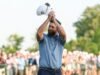 Ο Jon Rahm ανακοινώνει τον Aaron Rai αφού τερμάτισε δεύτερος στο Πρωτάθλημα PGA