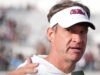 Ο Lane Kiffin λέει ότι η φυλετική ιστορία της Ole Miss δυσκόλεψε την στρατολόγηση μαύρων ποδοσφαιριστών