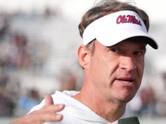 Ο Lane Kiffin λέει ότι η φυλετική ιστορία της Ole Miss δυσκόλεψε την στρατολόγηση μαύρων ποδοσφαιριστών