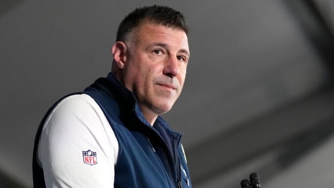 Ο Mike Vrabel ασχολείται με το θέμα των Patriots που