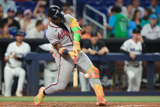 Ο Ronald Acuna Jr. (αντίχειρας) από τους Braves αποχωρεί από