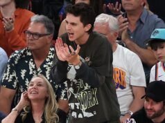 Ο Timothee Chalamet δεν μπορεί να αντισταθεί στην αγκαλιά της Τρέισι Μόργκαν αφού οι Knicks έκαναν απίθανο τρέξιμο