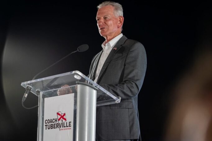 Ο Tommy Tuberville κερδίζει την υποψηφιότητα κυβερνήτη GOP της Αλαμπάμα