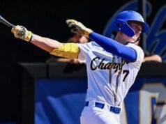 Ο Tyler Starling του Agoura High δοκιμάζεται για μπέιζμπολ και στίβο ταυτόχρονα