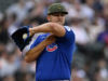 Ο παίκτης του Cubs, Jameson Taillon, δίνει το καπάκι του στον Munetaka Murakami