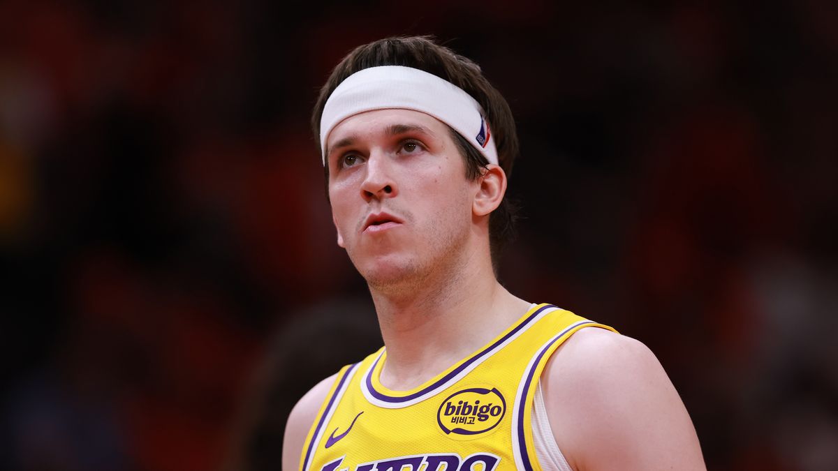 Ο σταρ των LA Lakers, Austin Reaves, συγκρατήθηκε όταν ο
