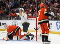 Οι Golden Knights εξαλείφουν το Ducks στο Game 6 μετά το μπαράζ της πρώτης περιόδου