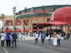 Οι οπαδοί σπεύδουν στο Angel Stadium καθώς τρωκτικά εισβάλλουν και ξεσηκώνονται