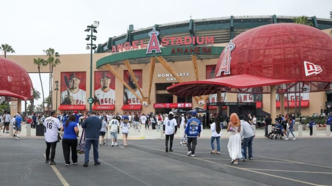 Οι οπαδοί σπεύδουν στο Angel Stadium καθώς τρωκτικά εισβάλλουν και