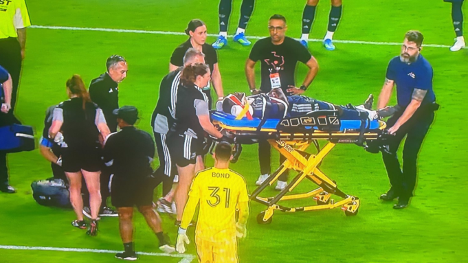 Παίκτης του MLS φεύγει από το γήπεδο με ασθενοφόρο μετά